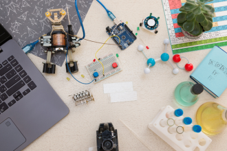 Como a robótica transforma conceitos de ângulos, proporcionalidade e sensores em resultados concretos, com aplicações guiadas por Sérgio Bento De Araújo.