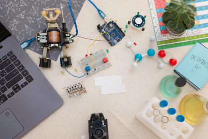 Como a robótica transforma conceitos de ângulos, proporcionalidade e sensores em resultados concretos, com aplicações guiadas por Sérgio Bento De Araújo.