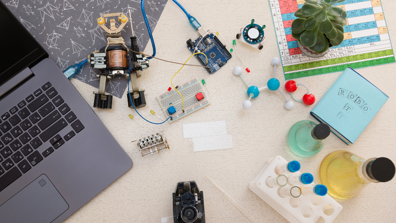 Como a robótica transforma conceitos de ângulos, proporcionalidade e sensores em resultados concretos, com aplicações guiadas por Sérgio Bento De Araújo.