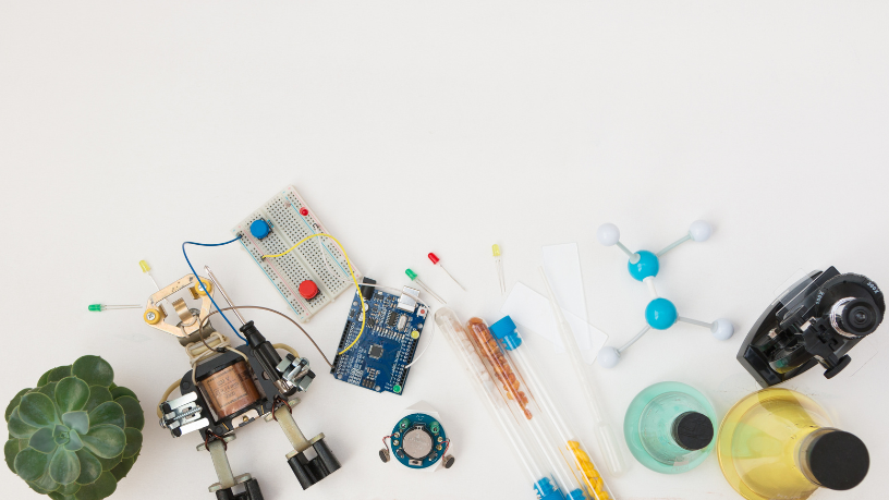 Matemática em movimento: com Sérgio Bento De Araújo, a robótica mostra como ângulos e proporcionalidade ganham vida através dos sensores.