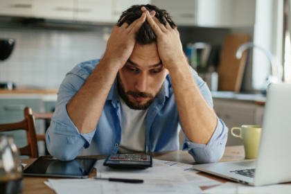 Andrey de Oliveira Pontes explica como o comportamento emocional influencia suas decisões financeiras e pode ser o maior aliado — ou inimigo — do seu dinheiro.