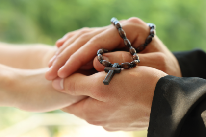 O equilíbrio entre proximidade e sacralidade revela o mistério da encarnação como expressão do amor divino. Jose Eduardo De Oliveira e Silva reflete sobre essa dimensão central da fé cristã.