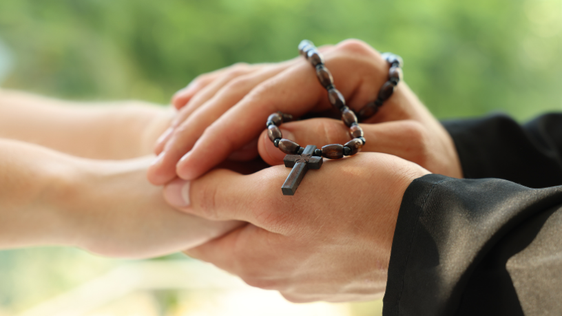 O equilíbrio entre proximidade e sacralidade revela o mistério da encarnação como expressão do amor divino. Jose Eduardo De Oliveira e Silva reflete sobre essa dimensão central da fé cristã.