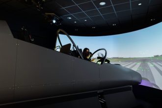 Piloto opera um simulador de voo em uma instalação de treinamento avançada.
