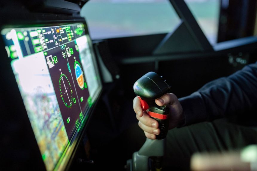 Painel de cockpit de simulador de aeronave com joystick e tela digital