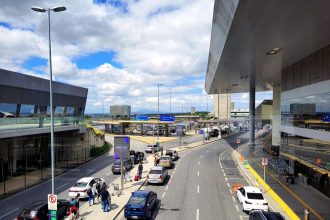 Movimento na entrada do Aeroporto Internacional de Belo Horizonte, em Minas Gerais.