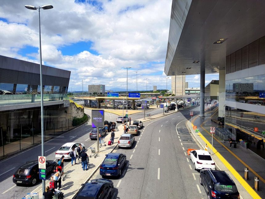 Movimento na entrada do Aeroporto Internacional de Belo Horizonte, em Minas Gerais.