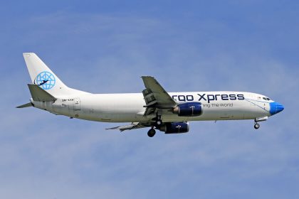 Avião cargueiro voando contra um céu azul.